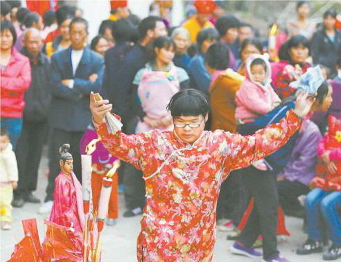 11月25日,一位男扮女裝民間法師藝人在民俗活動中表演祭神舞蹈。在傳承青黃不接的現狀下,少數年輕人繼承了此項民俗文化。