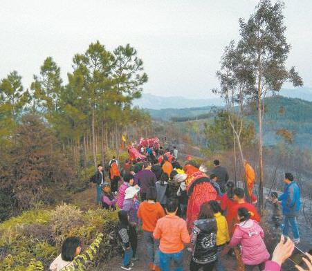 雞公獅、人龍跟隨在背帶龍后面,游過各個(gè)山頭,走回祠堂。