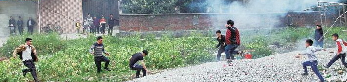 花炮爆炸后將鐵圈沖上天空,搶花炮的人群向鐵環飛出的方向奔去,尋找和搶奪鐵環。