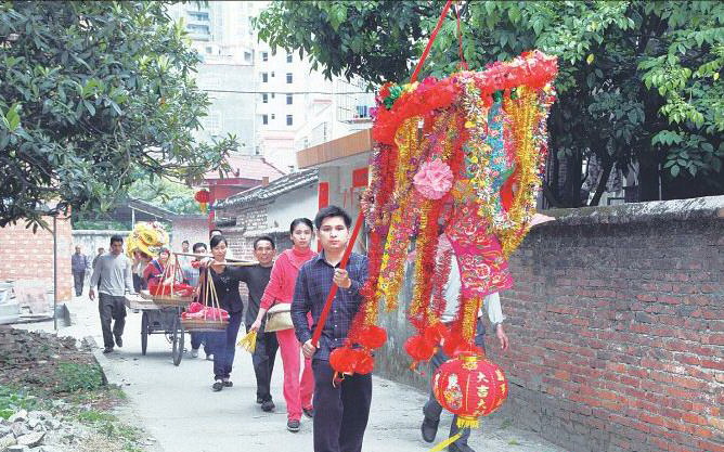 上燈隊伍浩浩蕩蕩向祠堂進發。