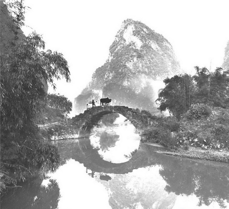 英西峰林永豐橋,橋因旁邊的永豐寺而得名。古石橋已無年月和造建者可考,但這絲毫不妨礙它從容而清伶地安立這鄉間天地。石橋獨自架于峰巒盛開的曠野溪流之上,則打破了慣性的審美定勢,顯出其清麗之美。從橋上牽牛而過的人叫阿六,身高不到一米五。