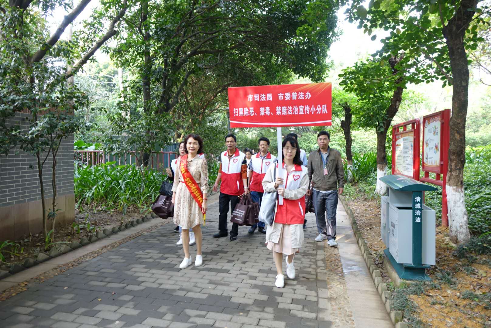 3月5日，市司法局、市委普法辦在清城區(qū)鳳城街道鳳桂園社區(qū)開展掃黑除惡、禁毒、禁賭法治宣傳活動(dòng)2.jpg