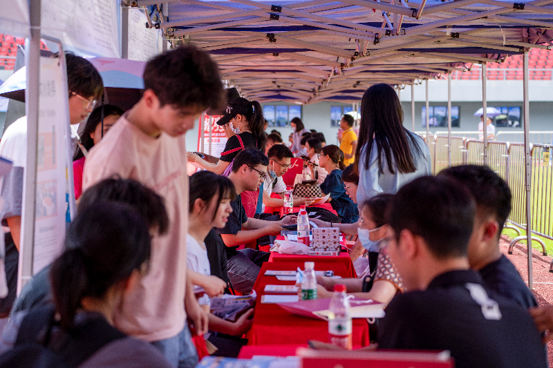 圖片一  20231021001-2023年5月27日，清遠(yuǎn)市舉辦2023年廣東省粵北片區(qū)“穩(wěn)就業(yè)促發(fā)展”大型招聘活動，現(xiàn)場前來咨詢的求職者絡(luò)繹不絕。.jpg